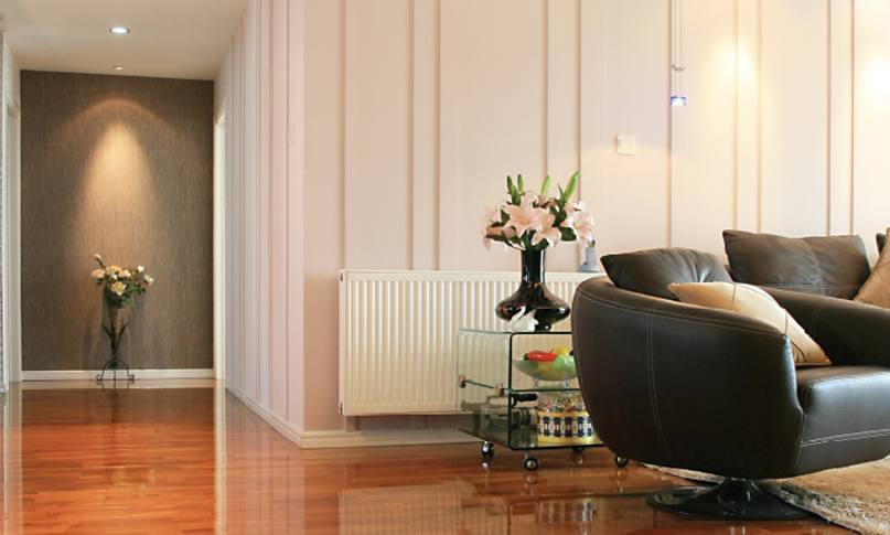     在我們挑選暖氣片時(shí)，不僅要看價(jià)格，還要看產(chǎn)品和服務(wù)，才能避免吃虧上當(dāng)。

    選擇暖氣片從哪些角度出發(fā)?

    1.看材質(zhì)

    材質(zhì)影響到產(chǎn)品的使用和壽命。廠家選擇的材質(zhì)過關(guān)，不僅在使用中減少漏水等問題，還能夠延長暖氣片的壽命。用戶在挑選材質(zhì)時(shí)，可以咨詢一下鋼管或銅管的壁厚，一些特殊產(chǎn)品的片頭和壁厚是不同的，片頭需要加厚，才能抵抗住常年侵蝕。材質(zhì)要求均勻，無凸起，無水波紋。

    2.看安裝

    很多廠家都有自己的安裝隊(duì)，或者有固定合作的安裝隊(duì)。安裝人員統(tǒng)一持證上崗，經(jīng)驗(yàn)豐富。對(duì)自己工廠的產(chǎn)品也比較了解，在測(cè)量、方案設(shè)計(jì)中考慮細(xì)致全面。暖氣片安裝時(shí)噪音小，測(cè)量、打孔、懸掛、打壓等步驟齊全考究，接口緊密，管路布局橫平豎直，彎管接頭少。

    3.看工藝

    暖氣片的生產(chǎn)工藝和品牌廠家密不可分。有些不良小廠家采用回收二手暖氣片，簡(jiǎn)單去銹刷漆之后再投放市場(chǎng)，雖然暖氣片價(jià)格很便宜，但這種暖氣片往往使用不了一兩年就會(huì)漏水。真正品質(zhì)好的暖氣片，往往通過下料、打孔、焊接、組裝、打壓、打磨、噴涂等幾十道精細(xì)工序生產(chǎn)而成，后還有嚴(yán)格的質(zhì)檢。這樣的暖氣片使用起來才會(huì)安心。

    4.看售后

    正規(guī)產(chǎn)品都有相關(guān)的質(zhì)保協(xié)議，在質(zhì)保期內(nèi)出現(xiàn)質(zhì)量問題可以免費(fèi)更換，因?yàn)榕瘹馄钠焚|(zhì)問題給用戶造成的財(cái)產(chǎn)損失，還可以通過保險(xiǎn)賠付。強(qiáng)大妥善的售后不僅是品牌實(shí)力的體現(xiàn)，也是產(chǎn)品過硬品質(zhì)的體現(xiàn)。

    5.看品牌

    一款品牌形成往往需要多少年的沉淀和口碑傳播，才能在市場(chǎng)上占領(lǐng)一席之地。品牌類廠家，不僅有實(shí)力在選材、工藝方面投入較高的成本，在后期服務(wù)上也有相關(guān)的保障。一旦產(chǎn)品出現(xiàn)問題，可以免費(fèi)更換，出現(xiàn)暖氣片不熱等問題，還可以上門維修。不會(huì)出現(xiàn)暖氣片漏水等問題找不到廠家、相互推卸責(zé)任等問題。

    挑選暖氣片時(shí)，不僅要看價(jià)格，還要看產(chǎn)品和服務(wù)，才能避免吃虧上當(dāng)。

    更多資訊盡在鼎格舒適家，免費(fèi)設(shè)計(jì)方案和報(bào)價(jià)。鼎格舒適家www.dafangqz.com(全稱四川鼎格舒適家科技有限公司)是知名成都地暖公司，專業(yè)提供地暖，暖氣片，中央空調(diào)，新風(fēng)，凈水系統(tǒng)的銷售，設(shè)計(jì)，安裝等服務(wù)。